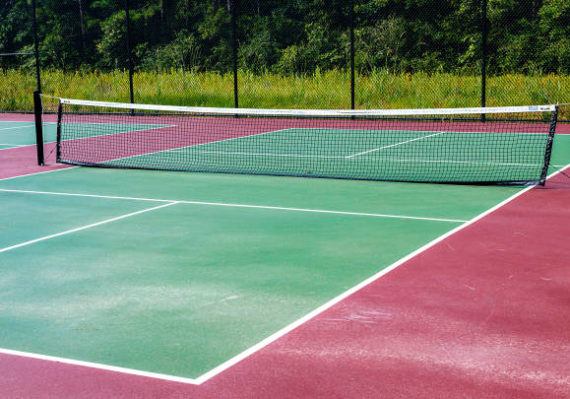 Le choix d'un entrepreneur pour la rénovation d'un court de tennis à Nice dans les Alpes-Maritimes est une décision qui ne doit pas être