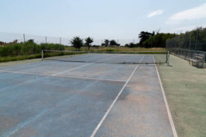 la rénovation d'un court de tennis en béton poreux à Nice est non seulement possible mais aussi bénéfique.