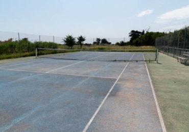 la rénovation d'un court de tennis en béton poreux à Nice est non seulement possible mais aussi bénéfique.