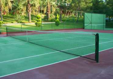 l'entretien régulier d'un Maintenance court de tennis en gazon synthétique Nice offre de nombreux avantages.