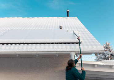 un nettoyage toiture Meyzieu manuel est un processus minutieux. Il commence par une préparation rigoureuse.