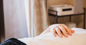 découvrez l'acupression, une technique de médecine traditionnelle chinoise qui stimule des points spécifiques du corps pour soulager la douleur, réduire le stress et améliorer le bien-être général. apprenez les bienfaits de cette pratique ancestrale pour harmoniser votre corps et votre esprit.