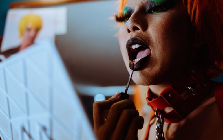 découvrez l'univers fascinant du fétichisme : explorez les différentes pratiques, styles et communautés qui enrichissent cette approche unique de la sexualité. retrouvez des articles, des conseils et des témoignages pour mieux comprendre cette passion souvent mal comprise.