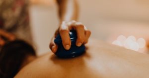 découvrez les bienfaits de l'acupression, une technique ancestrale d'auto-soin qui stimule des points spécifiques sur le corps pour soulager le stress, apaiser les douleurs et améliorer votre bien-être. explorez les méthodes et astuces pour intégrer cette pratique dans votre quotidien et profitez d'une santé optimale.