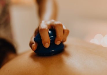découvrez les bienfaits de l'acupression, une technique ancestrale d'auto-soin qui stimule des points spécifiques sur le corps pour soulager le stress, apaiser les douleurs et améliorer votre bien-être. explorez les méthodes et astuces pour intégrer cette pratique dans votre quotidien et profitez d'une santé optimale.