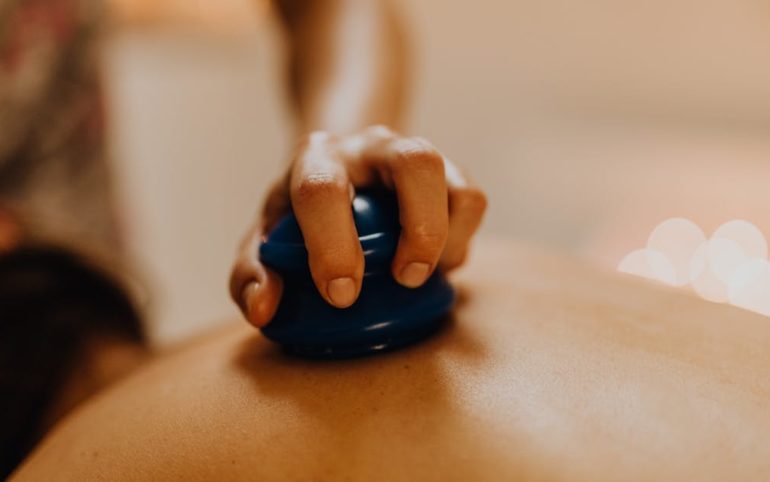 découvrez les bienfaits de l'acupression, une technique ancestrale d'auto-soin qui stimule des points spécifiques sur le corps pour soulager le stress, apaiser les douleurs et améliorer votre bien-être. explorez les méthodes et astuces pour intégrer cette pratique dans votre quotidien et profitez d'une santé optimale.