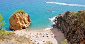 découvrez notre collection de serviettes de plage, idéales pour profiter du soleil, de la mer et du sable. douces, absorbantes et stylées, elles vous accompagnent dans toutes vos escapades estivales. trouvez la serviette parfaite pour vos journées à la plage !