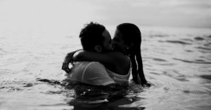découvrez l'intimité sous toutes ses formes : reliques émotionnelles, connexions authentiques et moments partagés. plongez dans un univers où les relations profondes, la confiance et la vulnérabilité s'entremêlent pour créer des liens inoubliables.