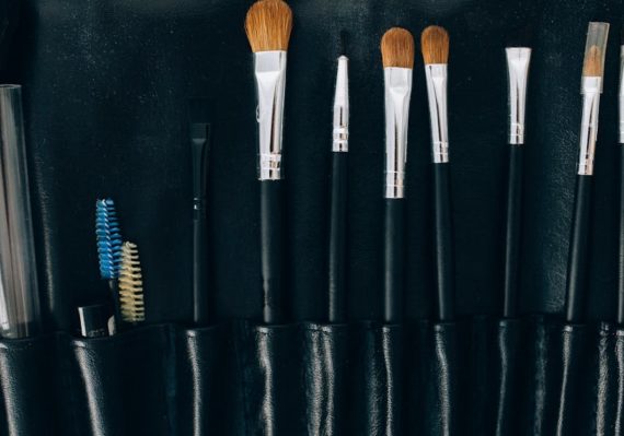 découvrez des astuces et idées innovantes pour organiser votre maquillage de manière efficace et esthétique. transformez votre espace beauté en un havre de paix avec notre guide sur l'organisation des produits cosmétiques.