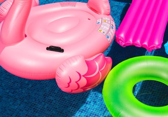 découvrez notre sélection d'inflatables d'été pour des journées inoubliables à la piscine ou à la plage. amusement garanti avec nos bouées, matelas et jeux flottants colorés et de qualité. profitez du soleil en toute légèreté!