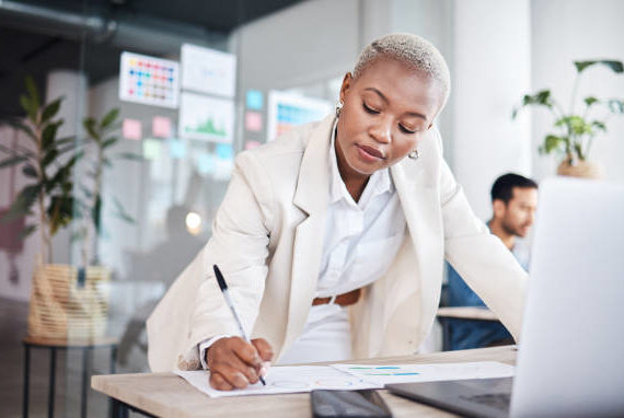 la création site internet Lyon doit intégrer des éléments visuels cohérents avec l’identité de l’entreprise pour