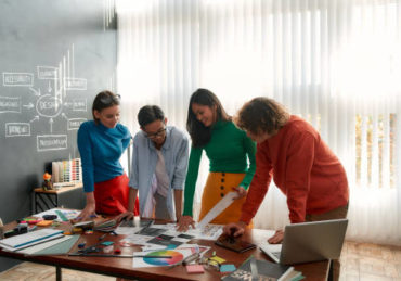 pour réussir une création site internet Lyon, il est essentiel d’identifier les questions que se posent les clients potentiels avant