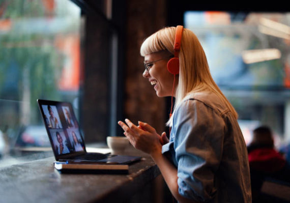 La première différence fondamentale entre un freelance et une solution comme une agence web design Paris réside