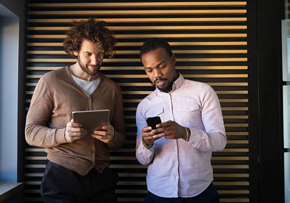 Pour une branding entreprise Paris, cette étape consiste à examiner l’image actuelle, les supports visuels, le ton de communication